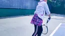Gaya Syahrini saat bermain tenis terbilang glamor. Ia memakai outfit putih yang elegan. Tak hanya itu, Syahrini juga pakai aksesoris topi dan kacamata. Penampilan Syahrini yang kece saat tenis ini curi perhatian. (Liputan6.com/IG/princessyahrini)