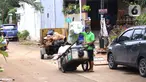 Pengumpul barang bekas mencari barang rusak akibat banjir di Ciledug Indah, Tangerang, Banten, Senin (21/2./2021). Pasca banjir melanda perumahan tersebut menjadi berkah bagi para pengumpul barang rongsok karena banyak barang yang di buang pemilik rumah. (Liputan6.com/Angga Yuniar)