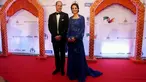 Pangeran William dan Kate Middleton berpose saat menghadiri acara amal di Taj Palace Hotel, Mumbai, India, Minggu (10/4). Sang Duchess of Cambridge tampil mempesona dalam gaun biru yang dipenuhi manik khas India. (REUTERS/Divyakant Solanki/Pool)
