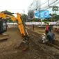 Jalur rel trem peninggalan masa kolonial Belanda di Jalan Kayutangan, Malang, ditemukan saat backhoe menggali aspal untuk proyek heritage (Liputan6.com/Zainul Arifin)