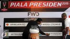 Panitia memasang nama tim yang akan berlaga di Babak Delapan Besar Piala Presiden 2015 usai drawing di Jakarta, Selasa (29/9/2015). Laga Delapan Besar Piala Presiden 2015 akan berlangsung pada 3 Oktober mendatang. (Liputan6.com/Helmi Fithriansyah)
