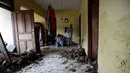 Warga lokal Alimin membersihkan puing-puing dari rumahnya setelah tsunami di Carita, Banten, Kamis, (27/12). Pemerintah telah memperluas zona larangan di sekitar pulau gunung berapi pulau yang memicu tsunami. (AP Photo/Achmad Ibrahim)