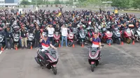 Pebalap Honda Racing Team di MotoGP Joan Mir dan Luca Marini foto bersama dengan 500 bikers Honda PCX di Astra Honda Motor Safety Riding and Training Center (AHM-SRTC) Deltamas, Cikarang, Sabtu, (01/02/2025). (Bola.com/M Iqbal Ichsan)