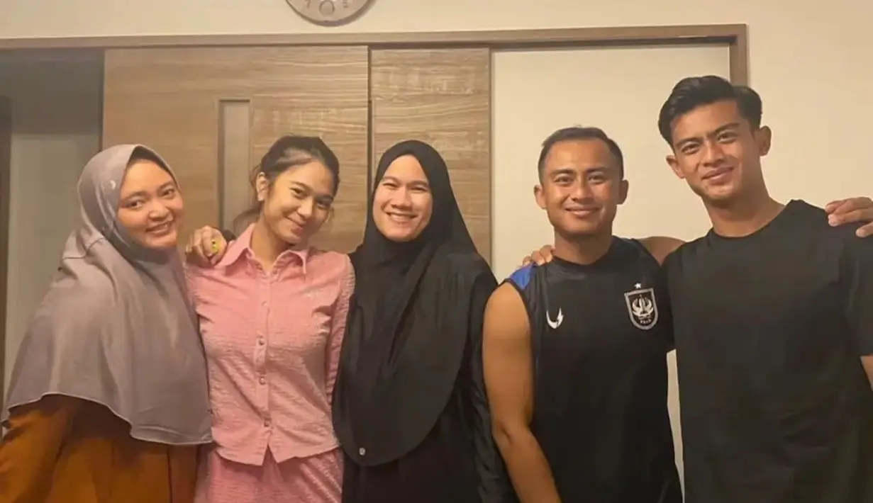 Ini dia momen keakraban Azizah Salsha saat bersama keluarga Arhan. Terlihat jelas raut wajah sumringah dari keduanya saat bisa kumpul bersama keluarga. Momen kebersamaan ini curi perhatian publik. (Liputan6.com/IG/arhanazizah.official)