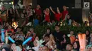 Suporter tim bulutangkis Indonesia bersorak saat menyaksikan siaran langsung laga perempat final dan 16 besar bulutangkis Asian Games 2018 melalui layar lebar di kawasan kompleks GBK, Jakarta, Sabtu (25/8). (Liputan6.com/Helmi Fithriansyah)