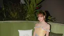 Saat after party, Lisa BLACKPINK tampil glam kenakan off shoulder cocktail dress kuning. Aksen silver line di bagian dada jadi sentuhan mewah pada tampilan Lisa [@lalalalisa_m]