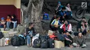 Sejumlah penumpang menunggu bus antar kota di Terminal Kampung Rambutan, Jakarta Timur, Rabu (14/6). Sebagian besar para pemudik lebih awal ini adalah pemudik ke Sumatera dan Jawa Timur. (Liputan6.com/Yoppy Renato)