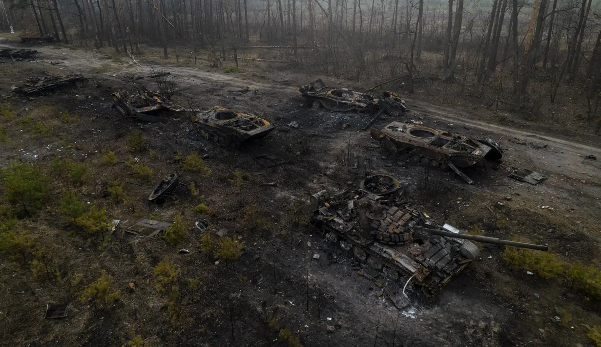 Pemandangan kendaraan lapis baja Rusia yang hancur di pinggiran Kiev, Ukraina, 31 Maret 2022. Pasukan Rusia menembaki pinggiran Kota Kiev, dua hari setelah Kremlin mengumumkan akan secara signifikan mengurangi operasi dekat Ibu Kota dan Chernihiv. (AP Photo/Rodrigo Abd)