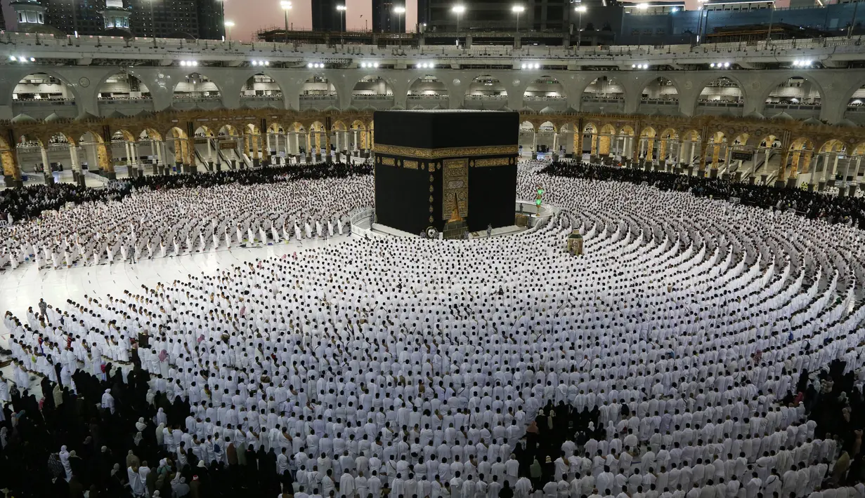 <p>Umat Muslim berdoa selama bulan puasa Ramadhan di sekitar Ka'bah, tempat suci umat Islam, di kompleks Masjidil Haram di kota Saudi Mekah (9/4/2022). Pengumuman tersebut diterbitkan melalui surat Menteri Haji dan Umrah Arab Saudi. (AFP/Abdel Ghani Bashir)</p>
