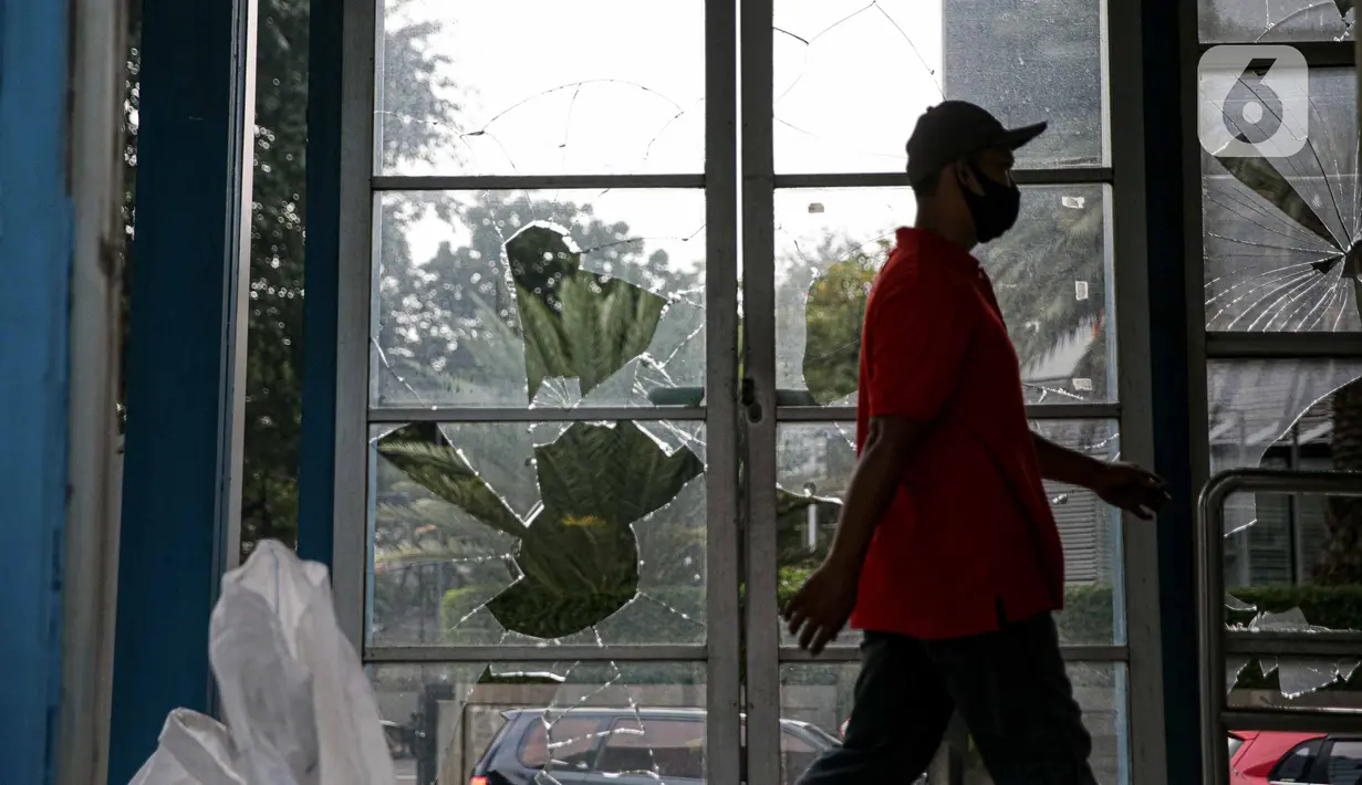 Salah satu fasilitas umum yang dirusak massa aksi di Kawasan Sudirman, Jakarta, Jumat (9/10/2020). Gubernur DKI Jakarta, Anies Baswedan mengatakan, kerugian akibat kericuhan massa saat demo menolak Undang-undang Cipta Kerja di ibu kota diprediksi mencapai Rp 25 miliar. (Liputan6.com/Faizal Fanani)