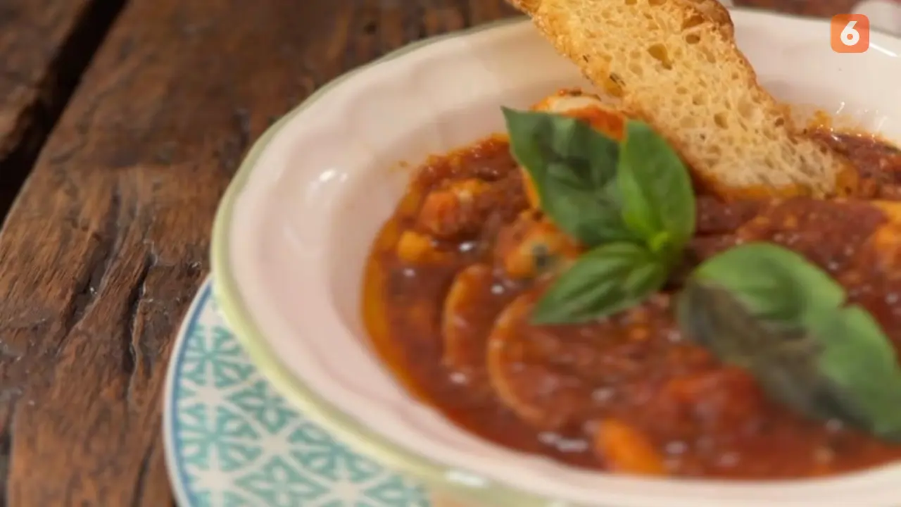 Zuppeta di Vongole di Nonno Luigi, salah satu menu khas Liguaria, Italia, yang disajikan di restoran MammaRosy selama pekan Kuliner Italia di Dunia Edisi ke-9. (Liputan6.com/Benedikta Miranti)