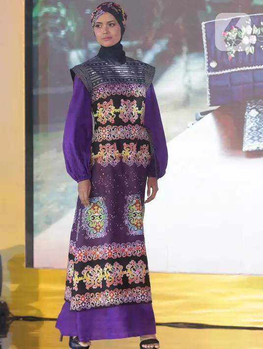 Seorang model berpose mengenakan busana rancangan Wignyo saat peragaan busana dalam gelaran Festival 6 2023 di Senayan Park, Jakarta, Minggu (9/7/2023). (Liputan6.com/Helmi Fithriansyah)