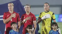 Pemain Timnas Indonesia Putri menyanyikan lagu Indonesia Raya saat melawan Kirgistan pada laga Grup D Kualifikasi Piala Asia Putri 2026 di Stadion Indomilk Arena, Tangerang, Minggu (29/6/2025). (Bola.com/M Iqbal Ichsan)