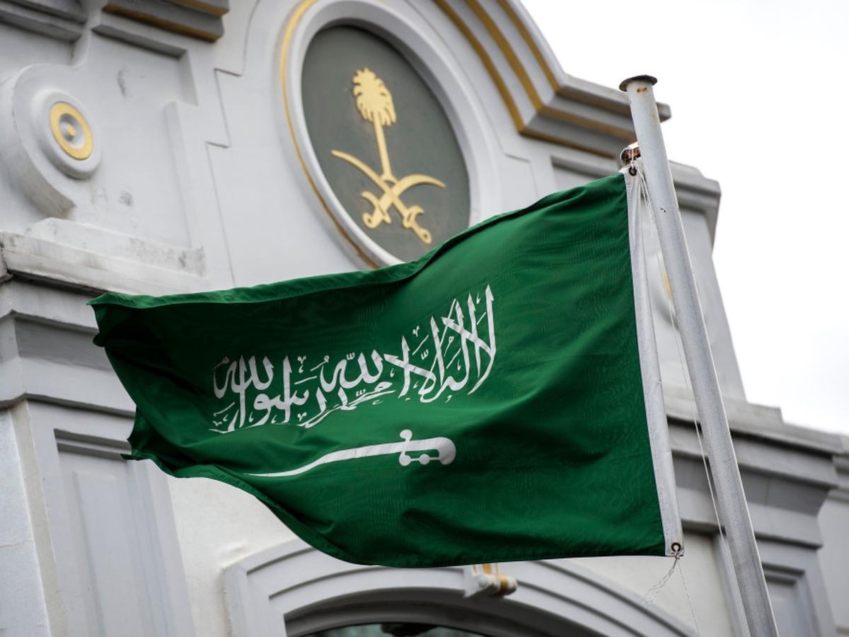 Arab yang benar adalah bendera saudi