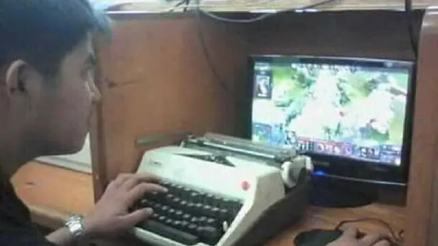 Bikin Ngakak, Tingkah Kocak Ini Hanya Bisa Ditemukan Di Warnet