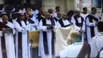 Minggu (09/04/17) sebuah bom meledak di tengah gereja Mar Girgis, Mesir. Suasana sesaat sebelum bom meledak terekam oleh CCTV. 