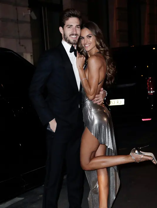 Kiper Paris Saint-Germain, Kevin Trapp dan pacar model Brasil Izabel Goulart berpose saat tiba menghadiri ulang tahun rekan setimnya Neymar yang ke 26 di Pavillon Cambon di Paris (4/2). (AFP Photo/Thomas Samson)