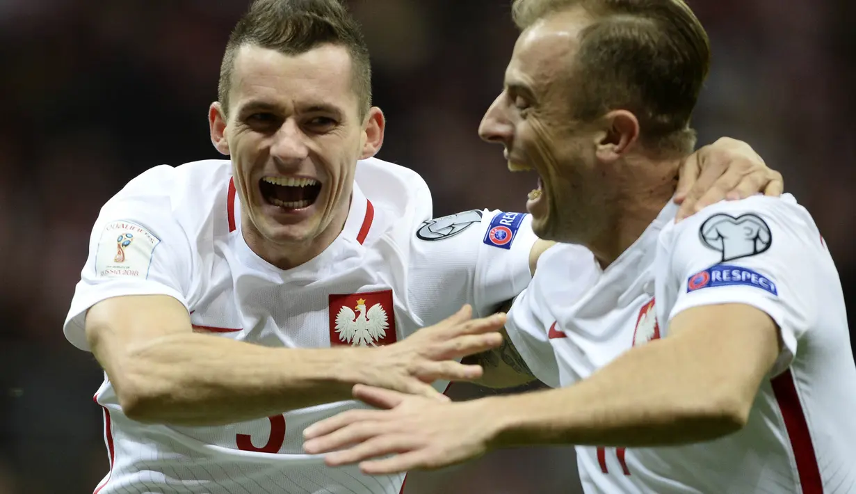 Pemain Polandia, Krzysztof Maczynski dan Kamil Grosicki, melakukan selebrasi usai cetak gol ke gawang Montenegro pada Kualifikasi Piala Dunia 2018 di Stadion National, Minggu (8/10/2017). Polandia menang 4-2 atas  Montenegro. (AP/Alik Keplicz)