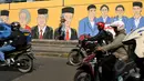 Sejumlah pengendara melintas di depan Mural bergambar Presiden Indonesia di depan kampus Trisakti , Jakarta, Selasa (12/5/2015). Hingga kini pelaku dan dalang peristiwa 12 Mei 1998 belum terungkap. (Liputan6.com/Johan Tallo)