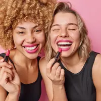 Temukan warna lipstik favorit yang sempurna dan memancarkan auramu di sini. (Sumber: Freepik/wayhomestudio).