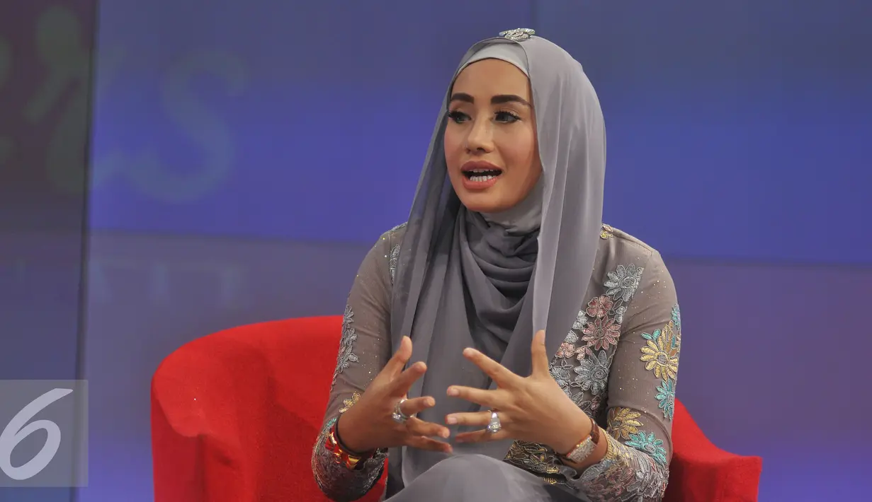 Shinta Bachir tampil mengenakan hijab saat menghadiri acara Dear Haters di SCTV Tower, Jakarta, Kamis (16/6/2016). Shinta mengaku takut ketika ketahuan keluarga saat dirinya menjadi artis film panas kepada Dear Haters. (Liputan6.com/Gempur M Surya)
