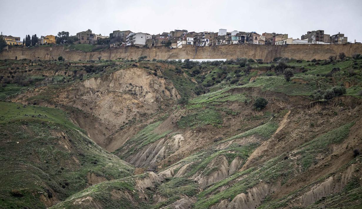 Kondisi ini memaksa evakuasi sedikitnya 1.500 warga kota Niscemi, Sisilia. Tampak foto yang menunjukkan sebagian dari tanah longsor raksasa yang melanda kota Niscemi, Sisilia pada Kamis 29 Januari 2026. (MARCO BERTORELLO/AFP)