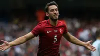 Penyerang Turki, Hakan Calhanoglu, saat merayakan golnya ke gawang Inggris pada pertandingan uji coba, di Stadion Etihad, Minggu atau Senin (23/5/2016) dini hari WIB.  (AFP/Scott Happell). 