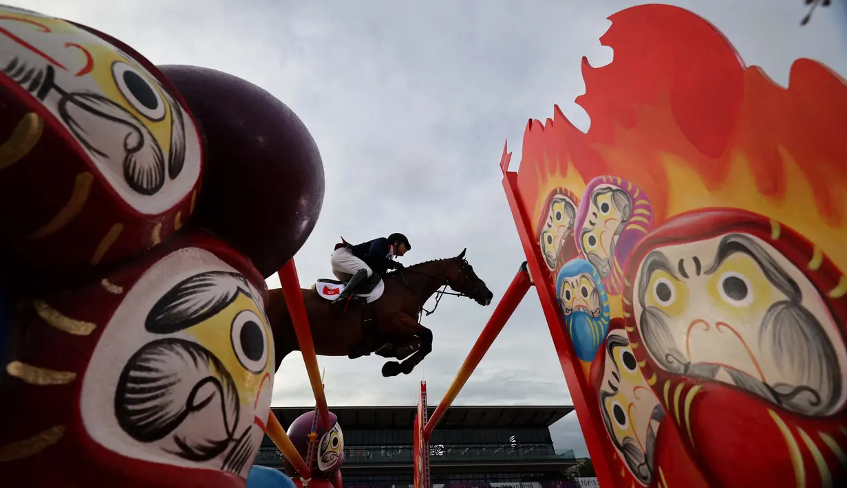Atlet berkuda asal Hong Kong, Heffernan Ho Thomas berkompetisi dalam nomor lompat individu berkuda pada Olimpiade Tokyo 2020 di Equestrian Park, Tokyo, Senin (2/8/2021). (Foto: AFP/Behrouz Mehri)