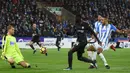 Proses terjadinya gol yang dicetak gelandang Chelsea, Tiemoue Bakayoko, ke gawang Huddersfield pada laga Premier League di Stadion John Smith, Huddersfield, Selasa (12/12/2017). Huddersfield kalah 1-3 dari Chelsea. (AFP/Oli Scarff)