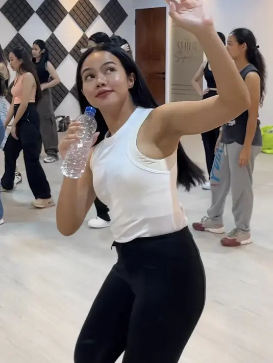 Saat latihan, ia juga tampil percaya diri dengan high neck tank top warna putih dipadukan celana legging hitamnya. Credit: (@yurayunita)