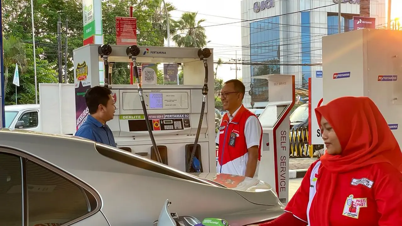 Sejumlah SPBU di Surabaya sudah menyediakan Pertamax Green 95. (Dian Kurniawan/Liputan6.com)