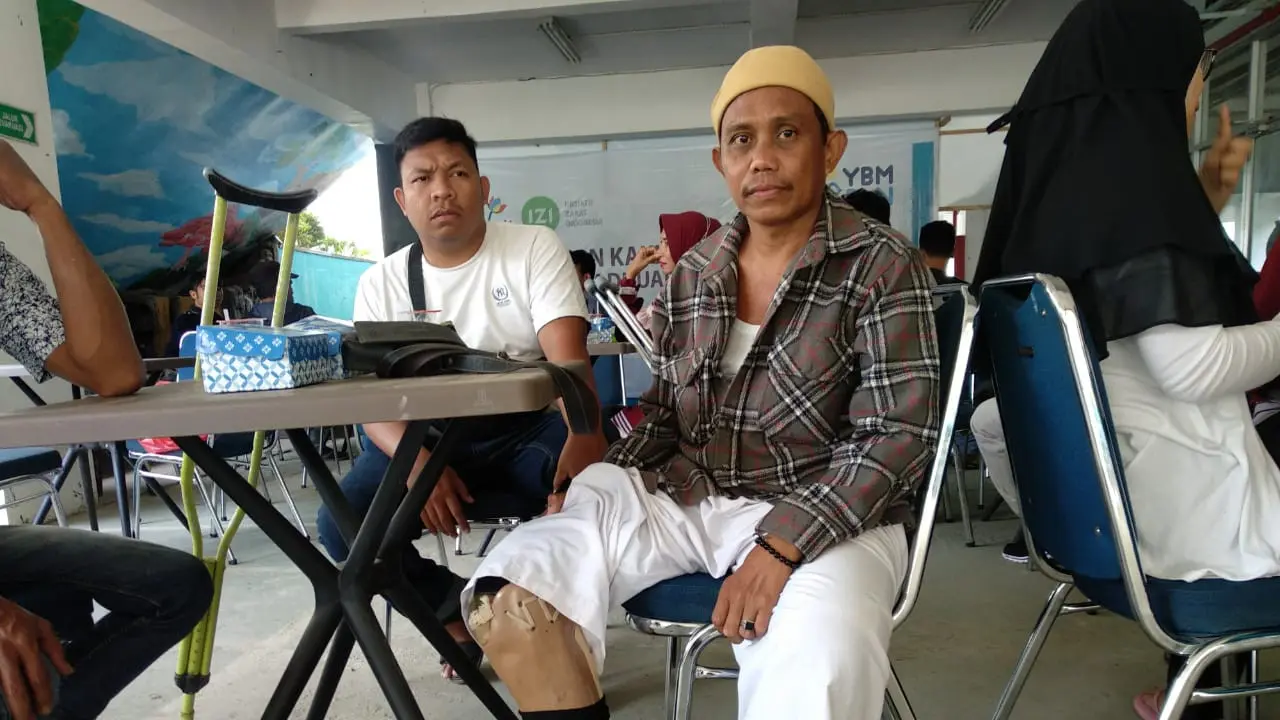 Rahman (42) seorang penderita kusta yang mendapatkan bantuan kaki palsu di Kendari, Jumat (29/11/2019).(Liputan6.com/Ahmad Akbar Fua)