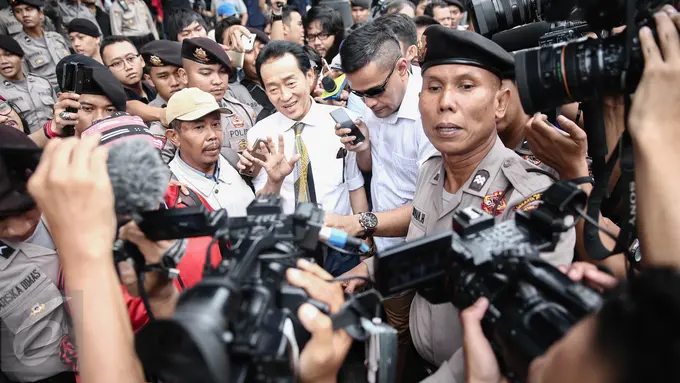 [Bintang] Emosi, Ayah Mirna Ditarik dan Diusir dari Ruang Sidang