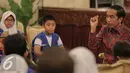 Presiden Joko Widodo menjawab pertanyaan dari sejumlah wartawan cilik di Istana Negara, Jakarta, Selasa (20/10/2015). Hasil wawancara tersebut akan dibukukan dan dibagikan gratis ke seluruh sekolah dasar di Indonesia. (Liputan6.com/Faizal Fanani)