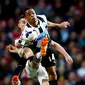 Pemain belakang Arsenal, Laurent Koscielny (belakang) berusaha merebut bola dari Loic Remy (Newcastle United) saat berlaga di Liga Primer Inggris di Stadion Emirates, London (28/4/2014). (REUTERS/Eddie Keogh)