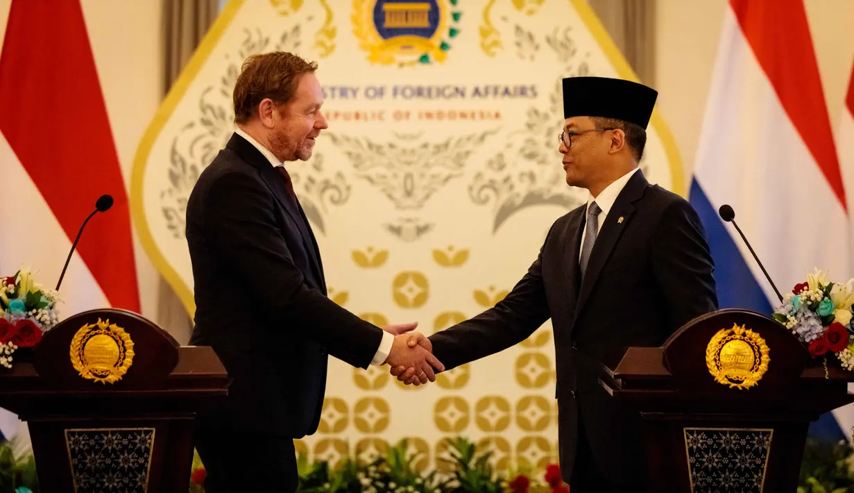 Menteri Luar Negeri Indonesia Sugiono (kanan) berjabat tangan Menteri Luar Negeri Belanda David van Weel setelah pertemuan bilateral di Kementerian Luar Negeri, Jakarta, pada Kamis 9 Oktober 2025. (Yasuyoshi CHIBA/AFP)