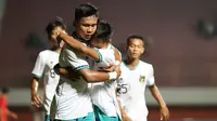 Muhammad Nabil Asyura (kiri) menjadi bintang kemenangan Timnas Indonesia U-16 atas Singapura dengan mencetak hattrick di babak pertama. (PSSI)