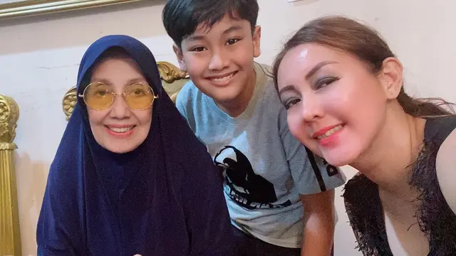 6 Potret Terbaru Artis Senior Nani Wijaya, Masih Bugar di Usia 78 Tahun