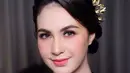 Arumi Bachsin tampil anggun mengenakan kebaya hitam brokat dipadukan bros warna gold. Dengan gaya rambut yang disanggul mengenakan tusuk konde emas. [@arumibachsin_94]