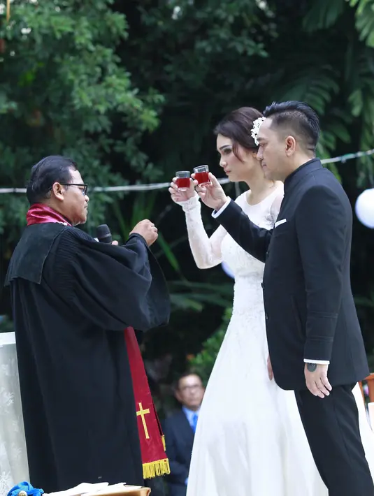 Sebelumnya acara pemberkatan memang digelar tertutup bagi para awak media, acara bahagia Feby Febiola dan Franky Sihombing bertempat di Rumah Alexandra, Kemang, Jakarta Selatan. (Galih W. Satria/Bintang.com)