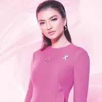 Raline Shah bersama Pierce Brosnan. (Instagram/ralineshah)