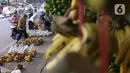 Aktivitas jual beli pisang di Pasar Lembang, Tangerang, Sabtu (3/10/2020). Biasanya pisang yang dijual di pasar itu banyak dibeli dalam jumlah besar untuk acara hajatan, namun di saat pandemi COVID-19 kegiatan keramaian dilarang. (Liputan6.com/Angga Yuniar)