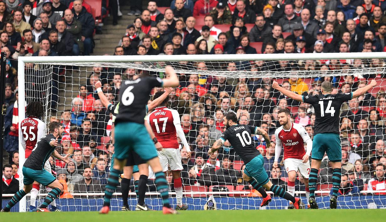 Proses terjadinya gol yang dicetak striker Southampton, Charlie Austin, ke gawang Arsenal pada laga Premier League di Stadion Emirates, London, Minggu (8/4/2018). Arsenal menang 3-2 atas Southampton. (AFP/Glyn Kirk)