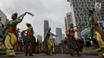 Peserta saat mengikuti flashmob tari tradisional selama acara MRT Menari di taman MRT Dukuh Atas, Jakarta, Minggu (23/12). Acara tersebut digelar oleh MRT Jakarta bekerjasama Yayasan Belantara Budaya Indonesia. (Merdeka.com/Iqbal S Nugroho)