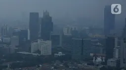 Berdasarkan data IQAir pukul 16.29 WIB, Jakarta tercatat menjadi kota dengan kualitas udara dan polusi terburuk di dunia dengan nilai indeks 168 atau masuk kategori tidak sehat. (merdeka.com/Arie Basuki)