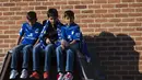 Anak-anak pendukung Leicester City bersantai sejenak menanti parade trofi juara Liga Inggris 2015/2016 di Leicester, (16/5/2016). (EPA/Jon Super)
