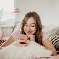 Sharing pengalaman bersama teman-teman baru se-frekuensi di Grup WhatsApp Fimelahood Makasar. (Sumber foto: shutterstock.com)