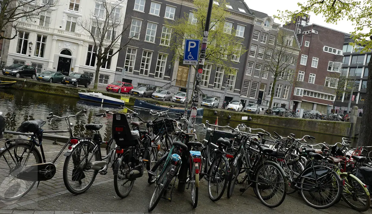 Sejumlah sepeda terparkir di sebuah parkiran khusus sepeda di sekitar kawasan kota Amsterdam, Belanda, Kamis (20/4). Sepeda juga banyak digunakan oleh wisatawan untuk menjelajah Amsterdam. (Liputan6.com/Immanuel Antonius)
