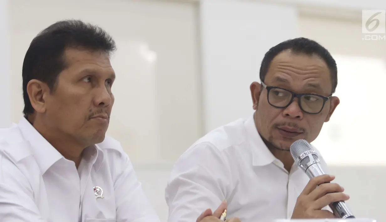Menteri Ketenagakerjaan, Hanif Dhakiri menggelar jumpa pers terkait cuti bersama Lebaran 2018 di Kemenko PMK, Jakarta, Senin (7/5). Pemerintah akhirnya memutuskan untuk tak mengubah aturan cuti bersama atau libur Lebaran 2018. (Liputan6.com/Angga Yuniar)