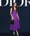 Show ini dihadiri sang duta global, Jisoo yang tampil eye catching berbalut strapless dress ungu dan lady dior bag.  [Dok/Dior].